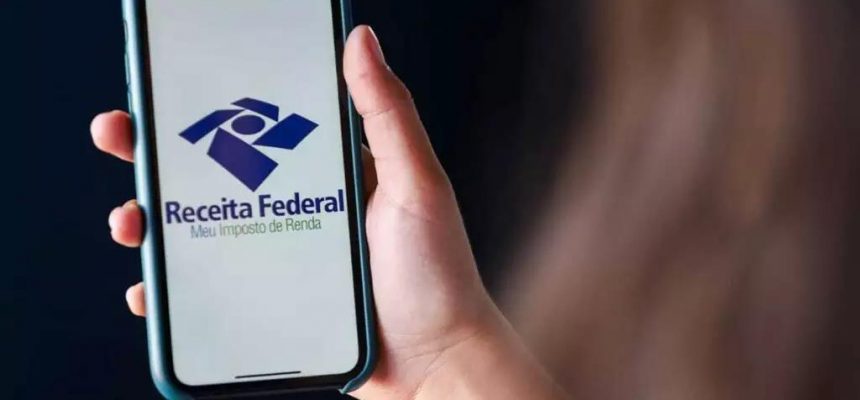 Cerca de 280 mil contribuintes que caíram na malha fina e regularizaram as pendências com o Fisco podem saber se receberão restituição. Às 10h desta quarta-feira (23), a Receita Federal libera a consulta ao lote de abril, que também contempla restituições residuais de anos anteriores. Ao todo, 279.500 contribuintes receberão R$ 339,63 milhões. Desse total, R$ 180,27 milhões irão para pessoas com prioridade no reembolso. Em relação à lista de prioridades, a maior parte, 204.798 contribuintes, informou a chave Pix do tipo Cadastro de Pessoas Físicas (CPF) na declaração do Imposto de Renda ou usou a declaração pré-preenchida. Desde 2023, a informação da chave Pix dá prioridade no recebimento. Em segundo, há 25.283 contribuintes entre 60 e 79 anos. Em terceiro, vêm 9.502 pessoas cuja maior fonte de renda seja o magistério. O restante dos contribuintes prioritários é formado por 4.284 idosos acima de 80 anos e 3.820 contribuintes com alguma deficiência física ou mental ou moléstia grave. A lista é concluída com 31.813 que não informaram a chave Pix e não se encaixam em nenhuma das categorias de prioridades legais. A consulta pode ser feita na página da Receita Federal na internet. Basta o contribuinte clicar em “Meu Imposto de Renda” e, em seguida, no botão “Consultar a Restituição”. Também é possível fazer a consulta no aplicativo da Receita Federal para tablets e smartphones. O pagamento será feito em 30 de abril, na conta ou na chave Pix do tipo CPF informada na declaração do Imposto de Renda. Caso o contribuinte não esteja na lista, deverá entrar no Centro Virtual de Atendimento ao Contribuinte (e-CAC). Se verificar uma pendência, pode enviar uma declaração retificadora e esperar os próximos lotes da malha fina. Se, por algum motivo, a restituição não for depositada na conta informada na declaração, como no caso de conta desativada, os valores ficarão disponíveis para resgate por até um ano no Banco do Brasil. Nesse caso, o cidadão poderá agendar o crédito em qualquer conta bancária em seu nome, por meio do Portal BB ou ligando para a Central de Relacionamento do banco, nos telefones 4004-0001 (capitais), 0800-729-0001 (demais localidades) e 0800-729-0088 (telefone especial exclusivo para deficientes auditivos). Caso o contribuinte não resgate o valor de sua restituição depois de um ano, deverá requerer o valor no Portal e-CAC. Ao entrar na página, o cidadão deve acessar o menu “Declarações e Demonstrativos”, clicar em “Meu Imposto de Renda” e, em seguida, no campo "Solicitar restituição não resgatada na rede bancária".
